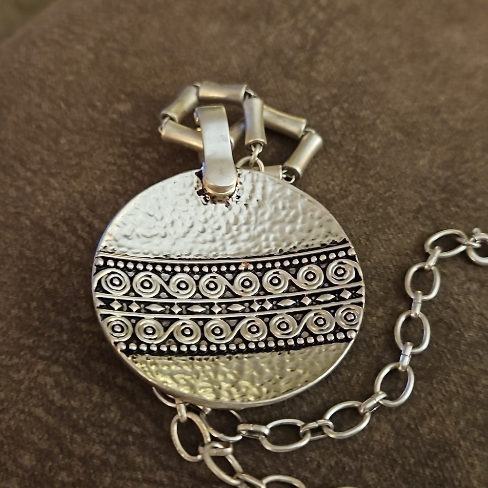 PREMIER DESIGNS New Seasons Reversible Abstract Circle Pendant Jewelry Set - Picture 6 of 9